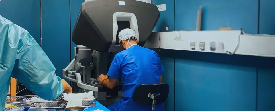 Chirurgien utilisant le robot
